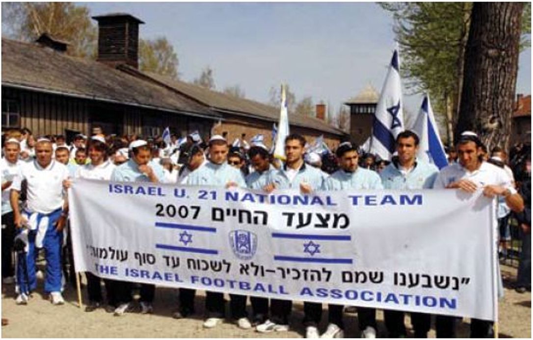 2. בני נוער ישראלים נושאים את דגל ישראל במסע זיכרון באתר מחנה ההשמדה אושוויץ בפולין